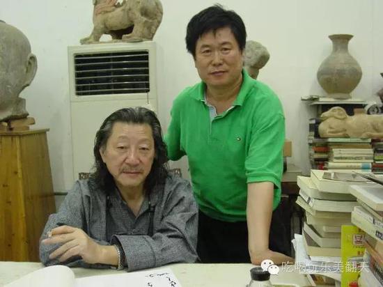 牛连和与恩师袁运生。