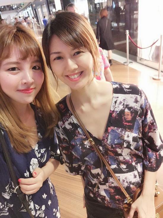 孙燕姿宠粉大方合照 小腹微凸再惹怀孕猜测