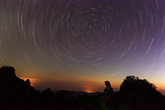 网友拍摄江西三清山星空图引人叫绝
