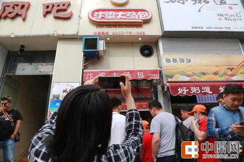 包子铺门前聚集了大批的记者和围观市民