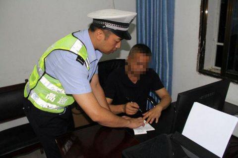 驾校教练酒驾教练车上高速 发现交警查车还躲