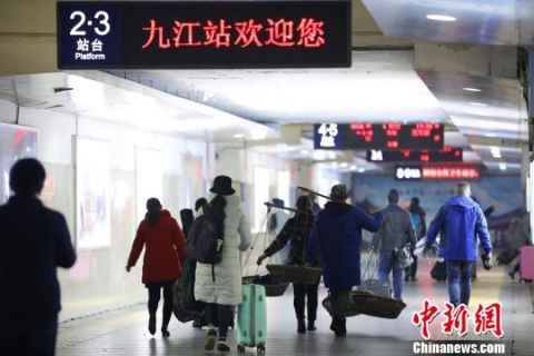 菜农们进站上车。汪翰 摄