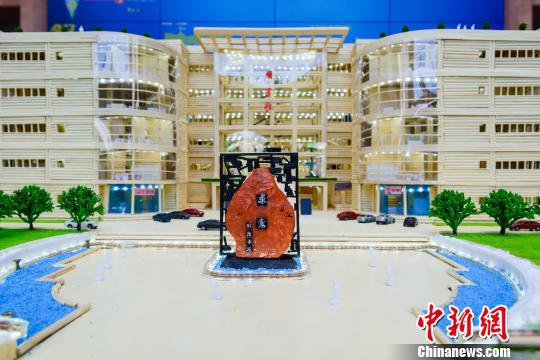 用3万根废弃的一次性筷子搭建而成的三峡大学图书馆模型 余东山 摄