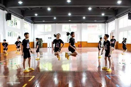 上海高境镇第二小学,五年级的学生们在学校内的体育馆训练跳绳项目。