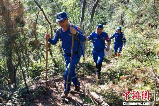 4月17日,江西南城县红十字蓝天救援队搜救走失的叶应珠。江西省红十字会供图