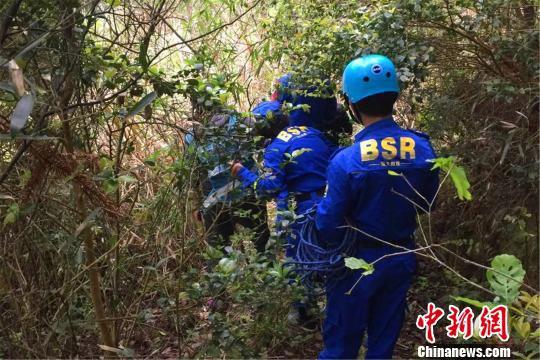 图为南城县红十字蓝天救援队搜救走失的老人。江西省红十字会供图