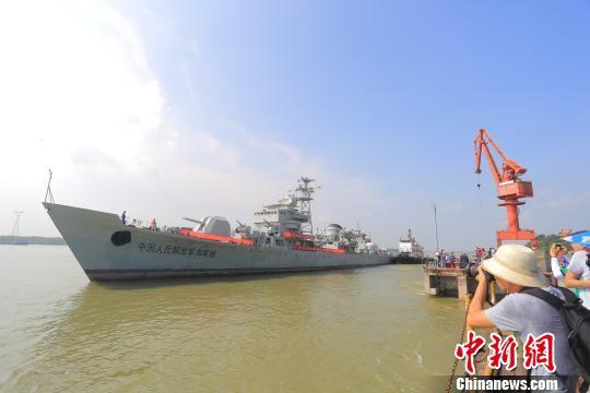 2018年6月12日,服役长达43年的“九江舰”光荣退出现役。 刘家 摄