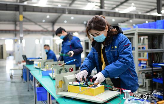 ▲位于九江市柴桑区沙城工业园的九江历源整流设备有限公司,工人们正在忙碌地工作。通讯员 杨风胜摄