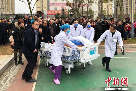 遂川县人民医院医护人员将患者运往救援直升机。郭弘毅 摄