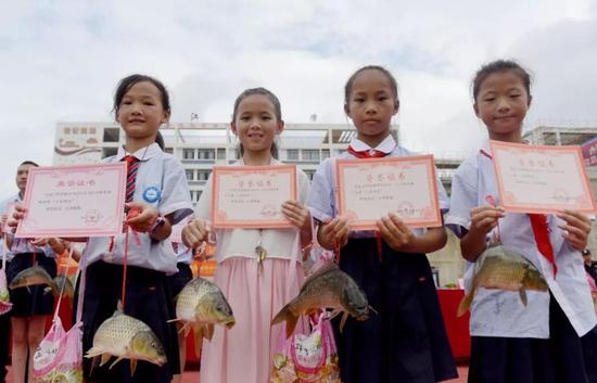 此前该县另一小学