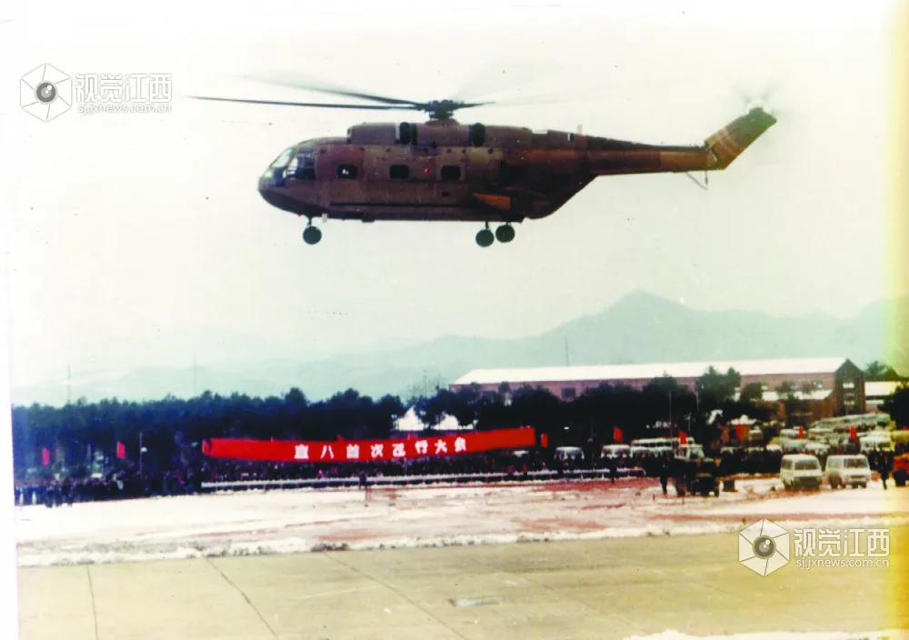 1985年12月，昌飞公司直8直升机在景德镇首飞成功