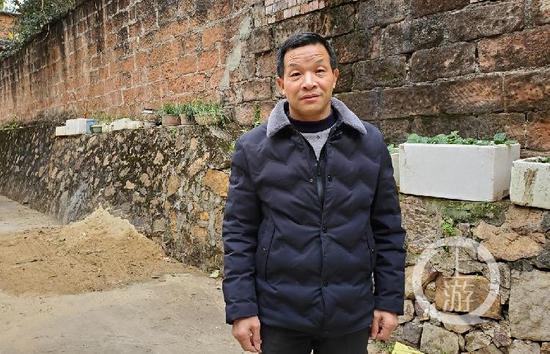 12月18日,江西进贤县城,出狱5个月的张玉环仍在努力适应新环境。