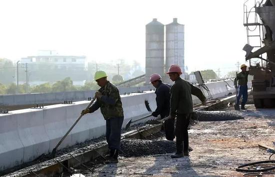 ▵工人正在加紧施工延伸到新航站楼登机大厅的高架桥（资料图）