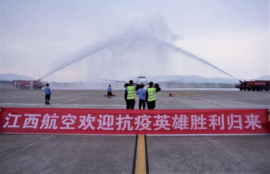 ↑机场举行“过水门”仪式,为江西省支援湖北随州医疗队“接风洗尘”。