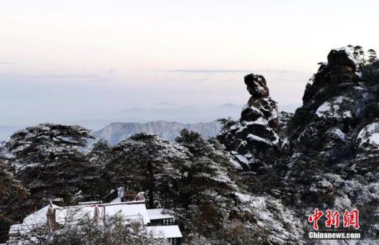 雪中三清山女神峰。 顾强 摄