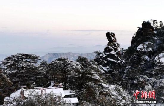 雪中三清山女神峰。　顾强 摄