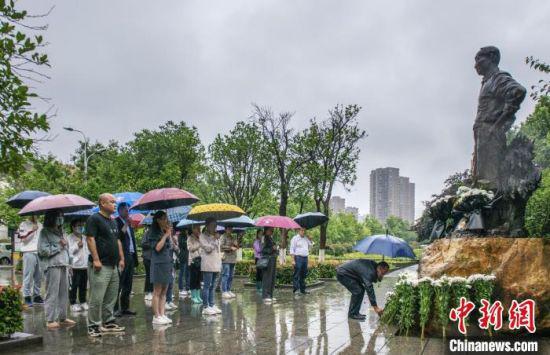 5月22日下午，江西省九江市德安县广大干部群众在德安县稻田广场的隆平雕像前敬献鲜花。　戴和智 摄