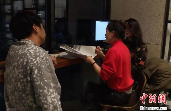 留韩博士生制作沙画普及视频。受访者供图 李丽提供 摄