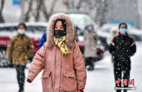 11月4日，寒潮来袭，新疆乌鲁木齐市城区当日迎来降雪天气。 中新社记者 刘新 摄