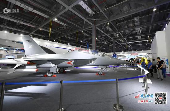 航空工业洪都研制的新一代轻型多功能攻击战斗教练机L15B（王祺 邱业成 摄）