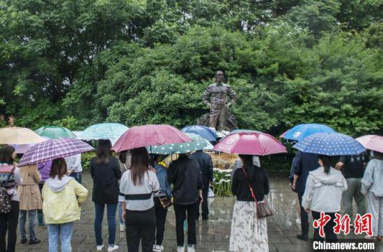 5月22日下午，江西省九江市德安县广大干部群众在德安县稻田广场的隆平雕像前默哀。　戴和智 摄