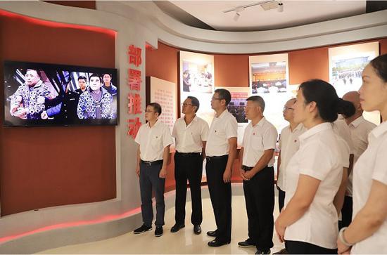 江西省抚州市将邓长明案例拍摄成警示教育片,组织全市党员干部观看,用身边事教育身边人。图为该市党员干部在廉政教育中心观看警示教育片。卫涛 摄