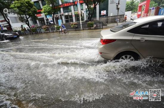 南昌市西湖区中山路,水淹街道。