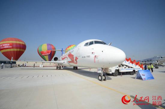 ARJ21飞机“井冈山”号亮相2019南昌飞行大会 ,即将加入江西航空。(时雨/摄)