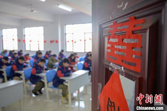 学生正在考试。 钟欣 摄