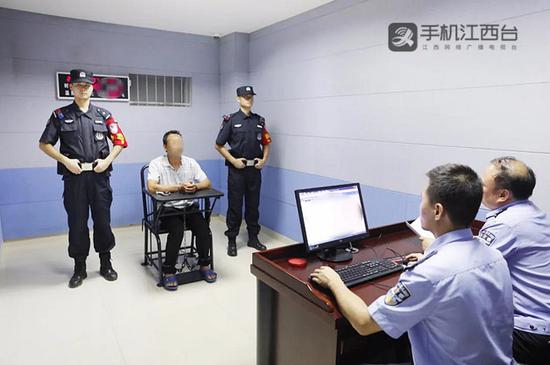 永丰县公安局民警审讯嫌犯刘某