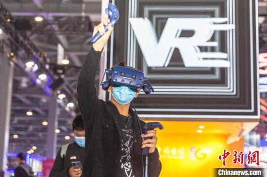 图为在同期举行的2020VR/AR产品和应用展览会上,民众体验VR设备。 刘力鑫 摄