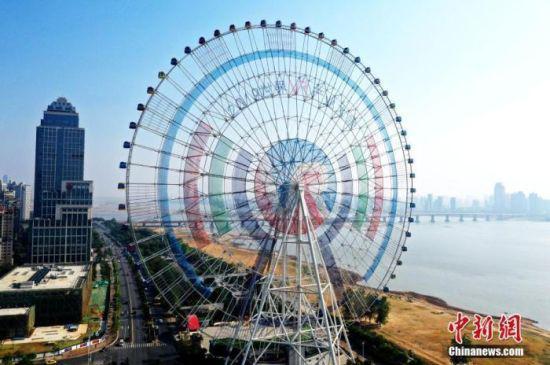 图为百米巨幅VR主题造型装饰“南昌之星”摩天轮。(资料图) 刘占昆 摄