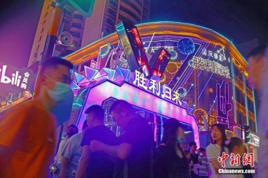 5月2日晚,江西南昌,民众在胜利路步行街休闲购物。(无人机照片) 中新社记者 刘占昆 摄