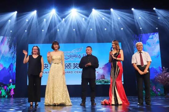 左起依次为:俞华、刘璐、杨景雄、OLGA、宫正