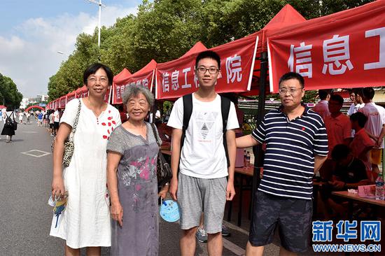 左二开始依次为杨烨天的奶奶、杨烨天、杨烨天的爸爸(王熛鑫摄)