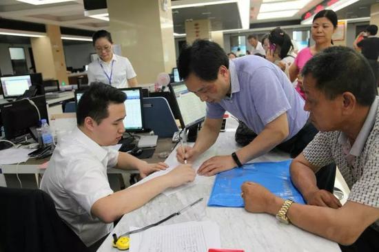 市民在市不动产登记中心办证