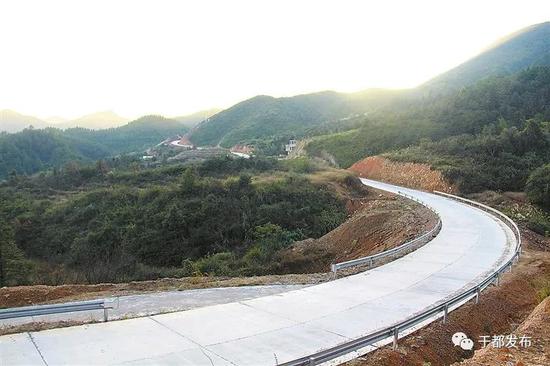 改革开放四十年乡村公路发展印证江西于都变化