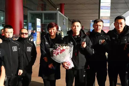 ▲图中左四为徐灿(网络图)
