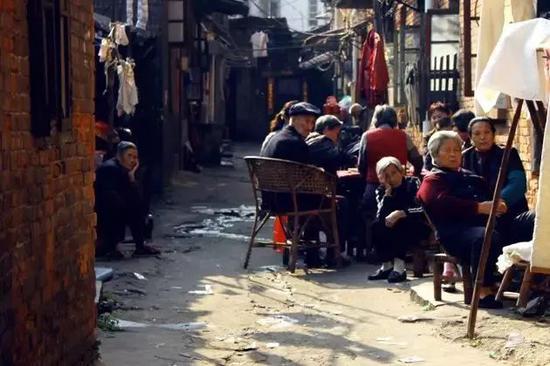 从南昌建城算起,南昌话应该有2000多年历史了;