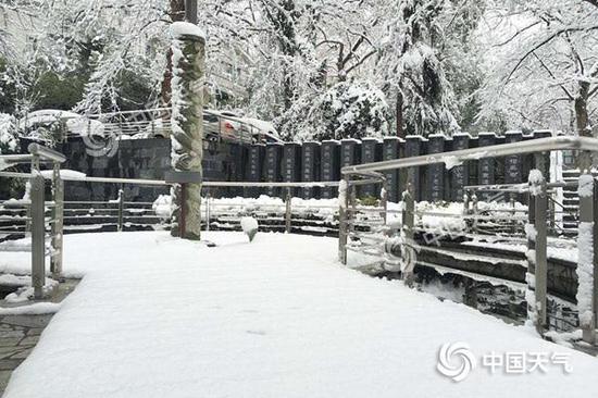 昨天,江苏南京北极阁积雪明显。李一鑫 拍摄