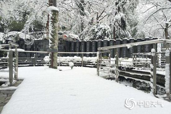 昨天，江苏南京北极阁积雪明显。李一鑫 拍摄