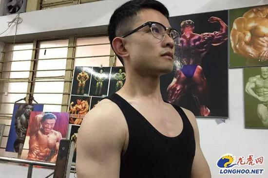 与病魔做斗争,从“拄拐少年”成为“肌肉小哥”
