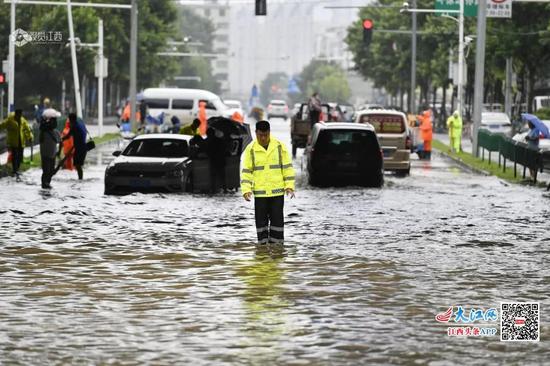 南昌市红谷滩翠苑路红谷十二庭路段积水严重,难以行走