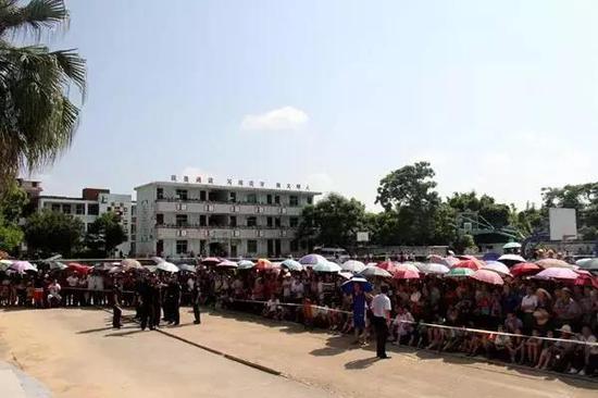 现场群众5000余人旁听了宣判大会 图片来源:江西法院