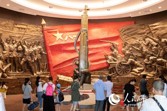 在八一馆序厅,游客参观《石破天惊》雕塑(廖思翀摄)