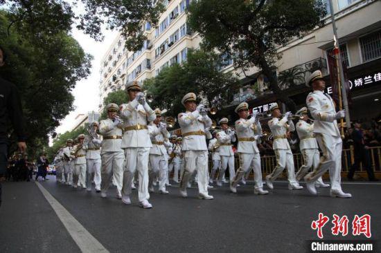 11月2日,中国人民解放军海军军乐团参加第六届南昌国际军乐节巡游。 李韵涵 摄