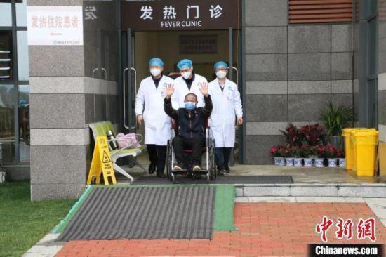图为江西省首例危重型新冠肺炎患者治愈出院。(资料图) 朱怡芯 摄