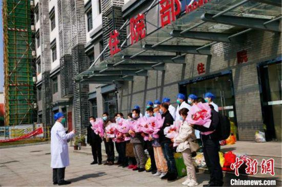 经过一段时间的治疗,11名新冠患者从江西中医药大学附属医院抚生院区治愈出院。(资料图) 姜涛 摄