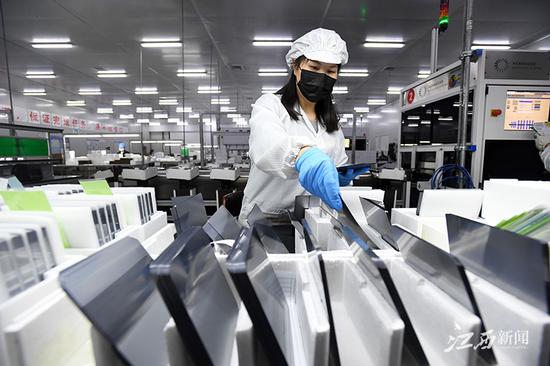 ▲宜春市宇泽半导体有限公司员工在加紧赶制太阳能硅片,准备销往韩国、新加坡等国市场。特约通讯员 周亮摄
