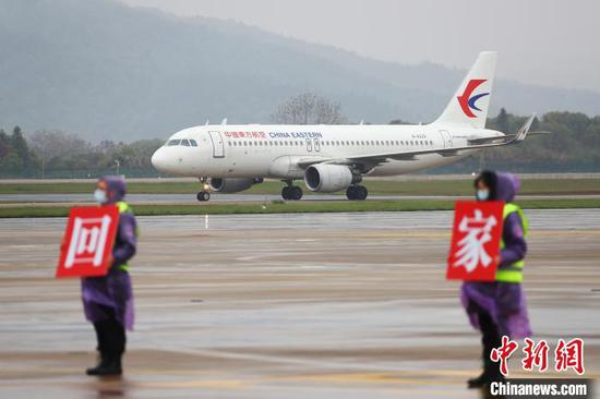 3月31日中午,载着江西省第六批支援湖北医疗队队员的东航航班飞抵南昌昌北国际机场。 刘占昆摄